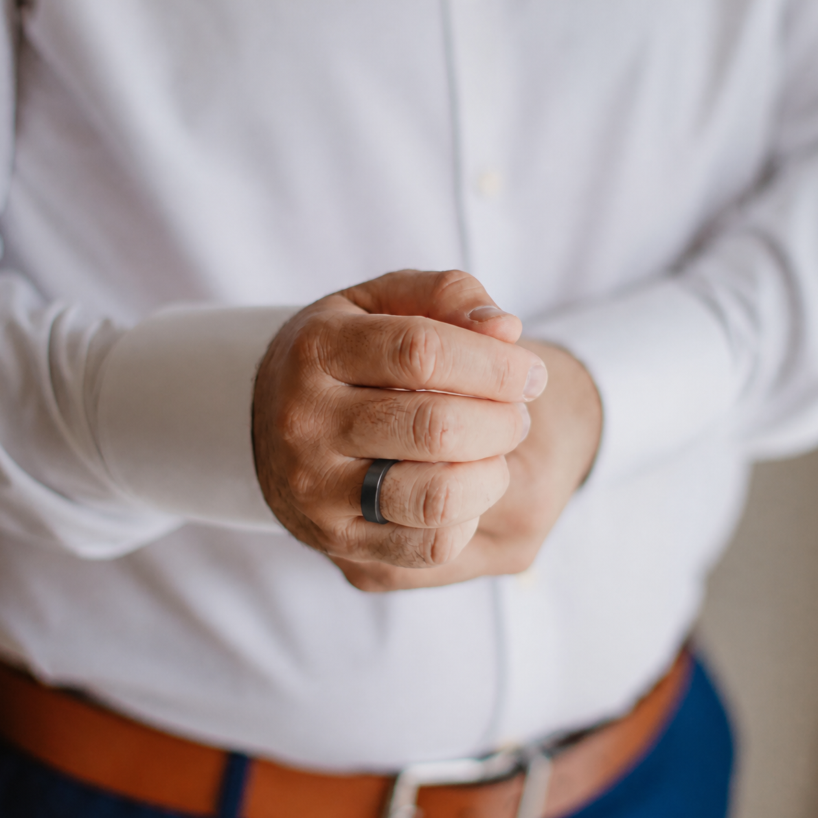 Man wearing an R10 Black Smart Ring with a matte finish in a casual lifestyle setting#color_r10-black
