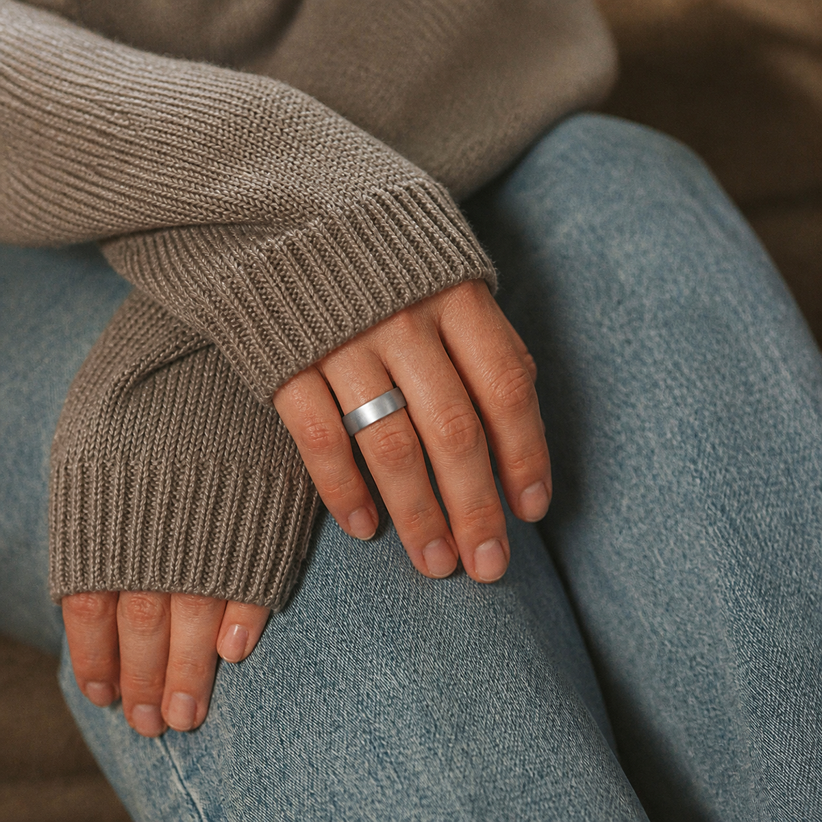 Woman wearing R10 silver smart ring with a minimalist brushed finish#color_r10-silver