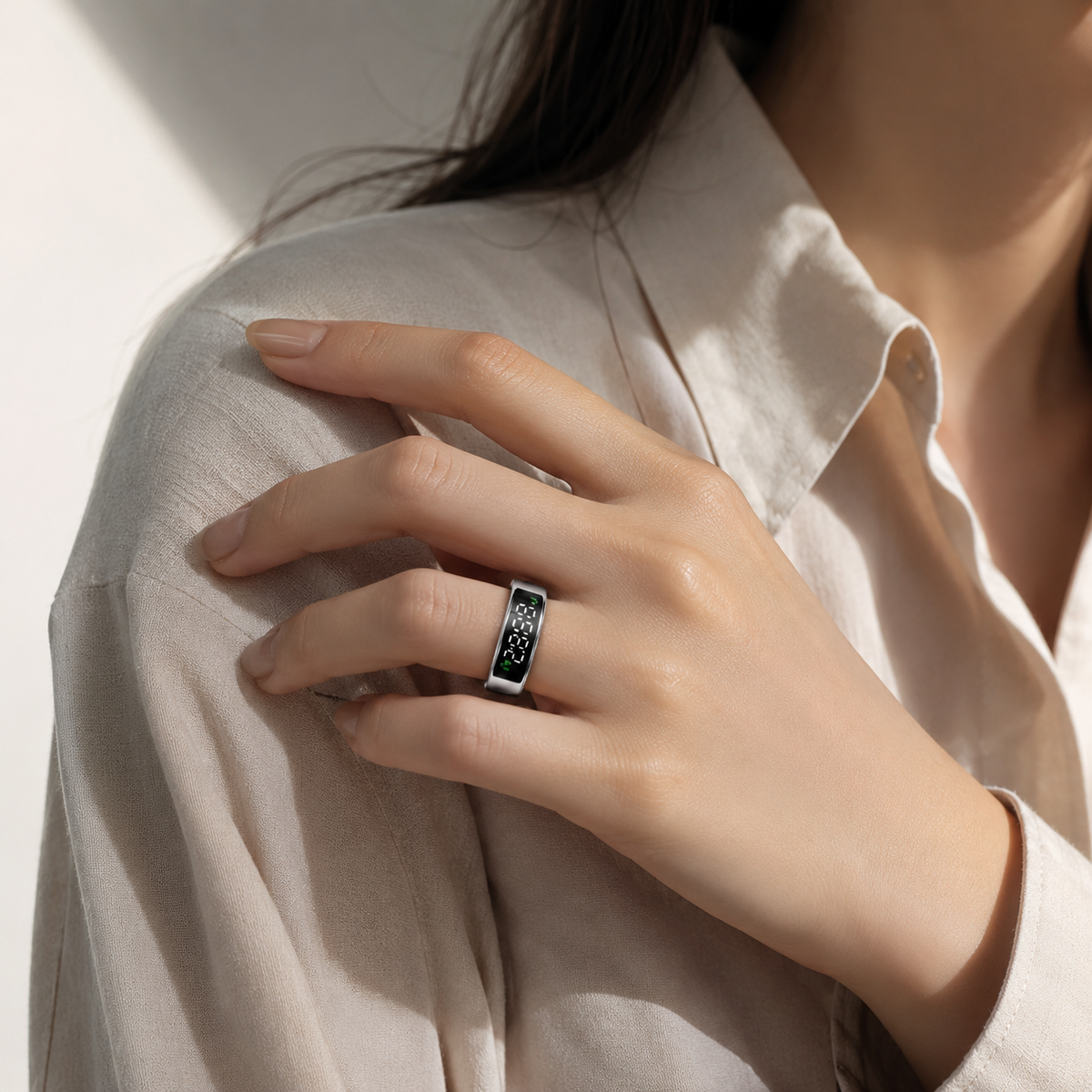 Woman wearing a silver SY1 LED smart ring with a white blouse in warm sunlight#color_silver