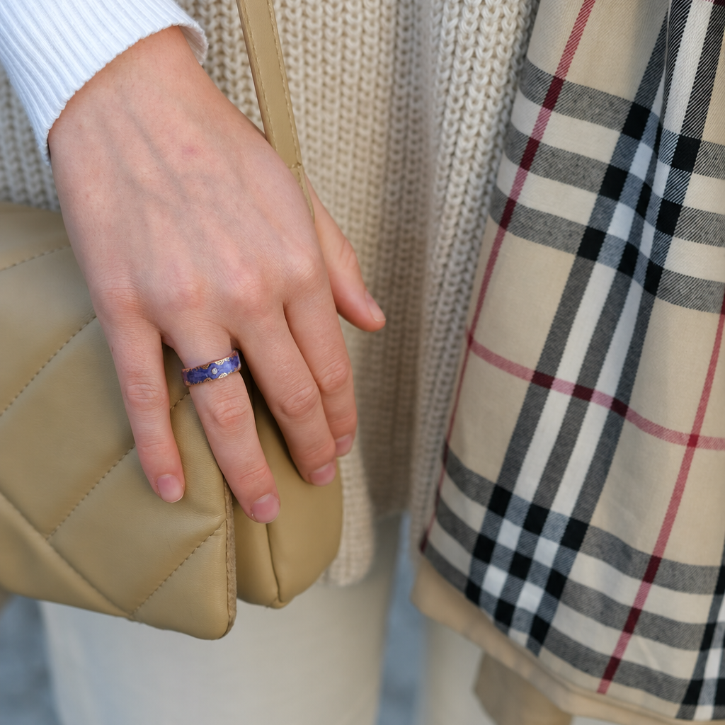 V10 Purple Smart Ring with gold accents worn on a woman's hand beside a beige handbag#color_retro-violet