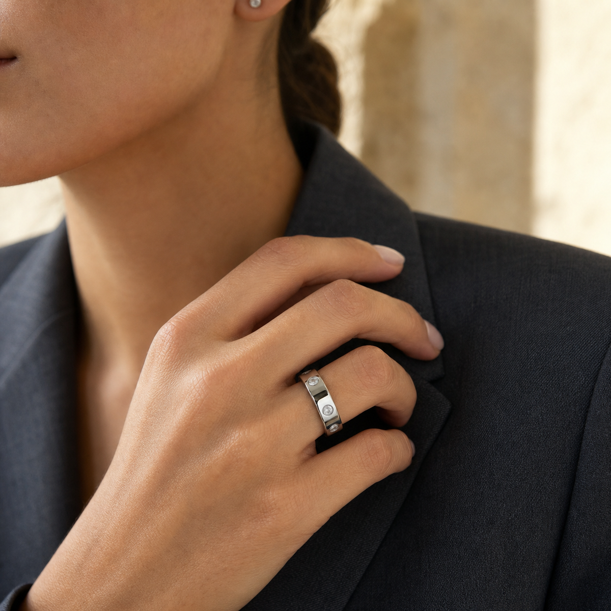 Woman wearing the Wrongduck HR1 silver smart ring with a charcoal blazer#color_hr1-silver