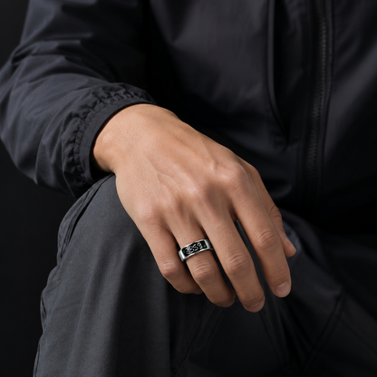 Man wearing a silver SY1 LED smart ring with dark athletic clothing#color_silver