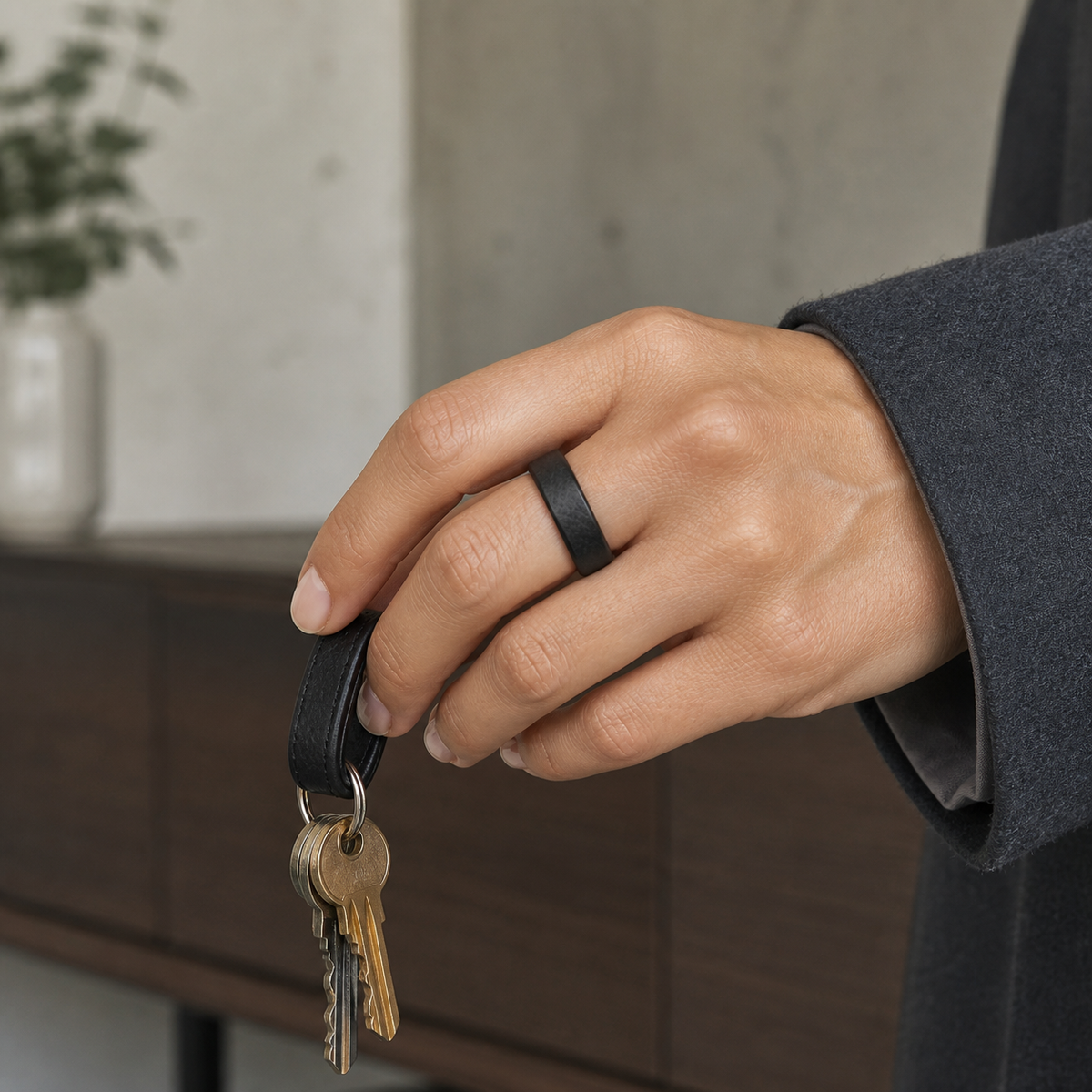 Model wearing black textured V3 matte smart ring while holding keys#color_v3-matte-black