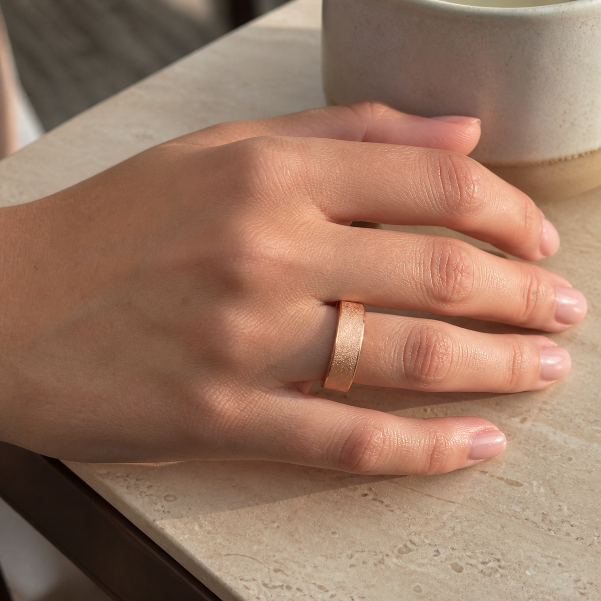 V3 rose gold smart ring lifestyle close-up1#color_v3-matte-rose-gold