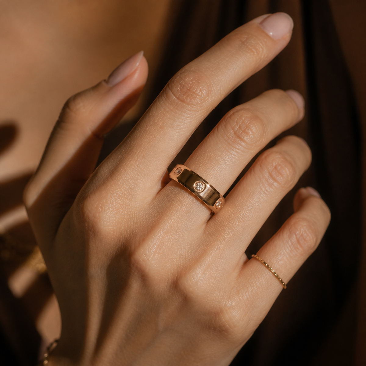 Warm close-up of a woman wearing the Wrongduck HR1 rose gold smart ring#color_hr1-rose-gold