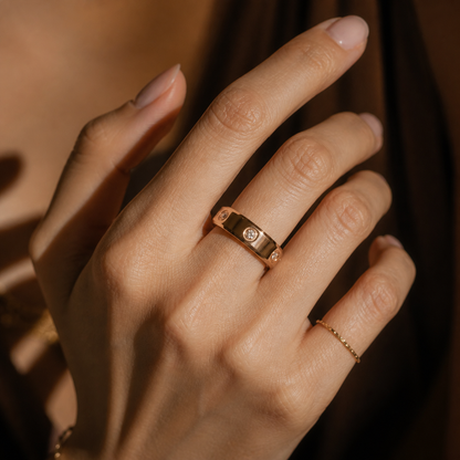 Warm close-up of a woman wearing the Wrongduck HR1 rose gold smart ring#color_hr1-rose-gold