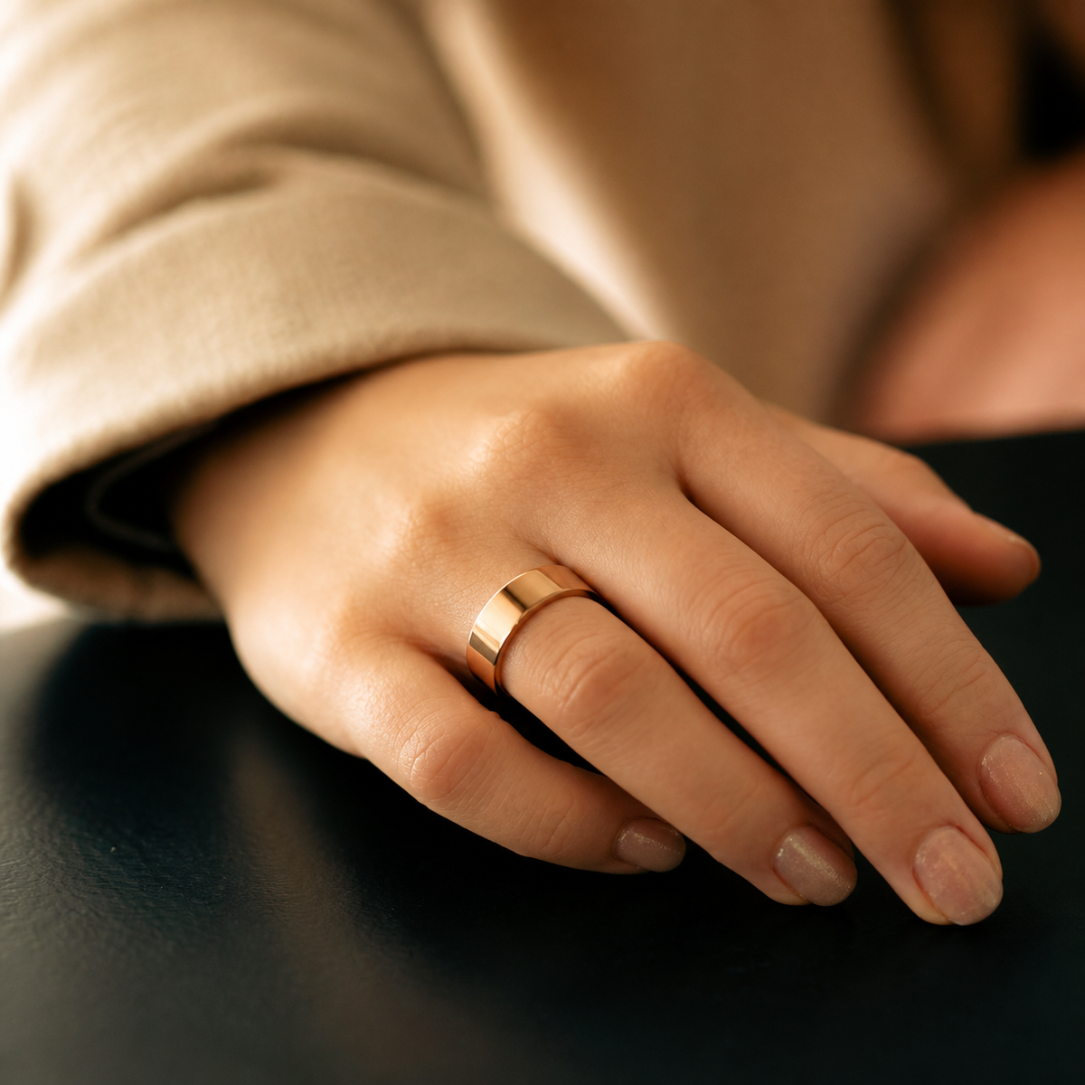 Close-up of a woman wearing a rose gold SR1 smart ring#color_sr1-rose-gold