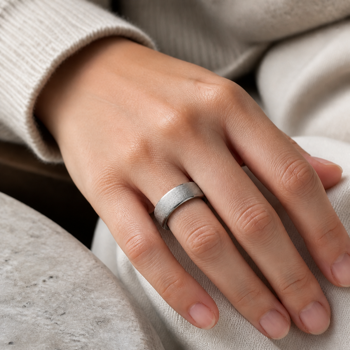 V3 silver smart ring hand close-up#color_v3-matte-silver-white