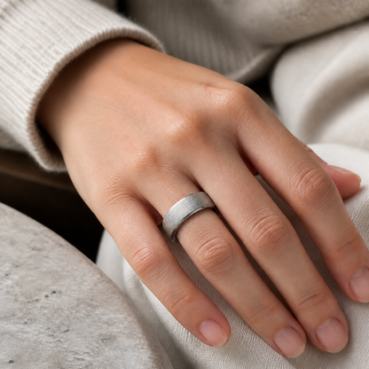 V3 silver smart ring hand close-up#color_v3-matte-silver-white