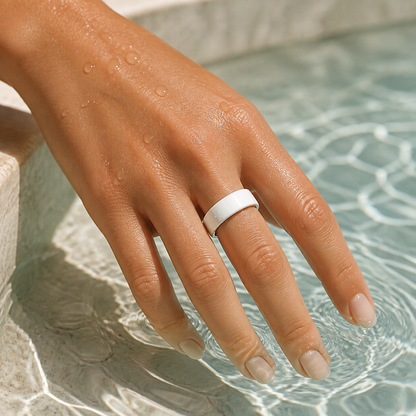 White ceramic smart ring with water droplets#color_ceramics-white